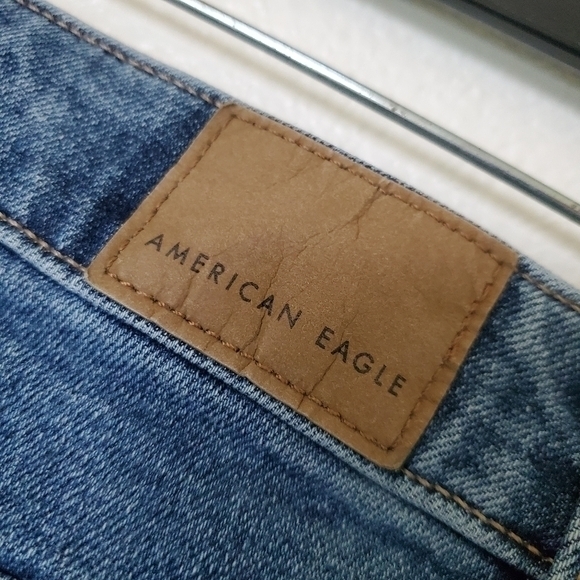 American Eagle Women's High Rise Tapered Mom Jeans in Stretch Denim Short Inseam - Picture 7 of 13